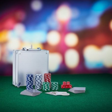 Pókerkészlet, 100 zsetonnal, 2 pakli kártyával fém kofferben